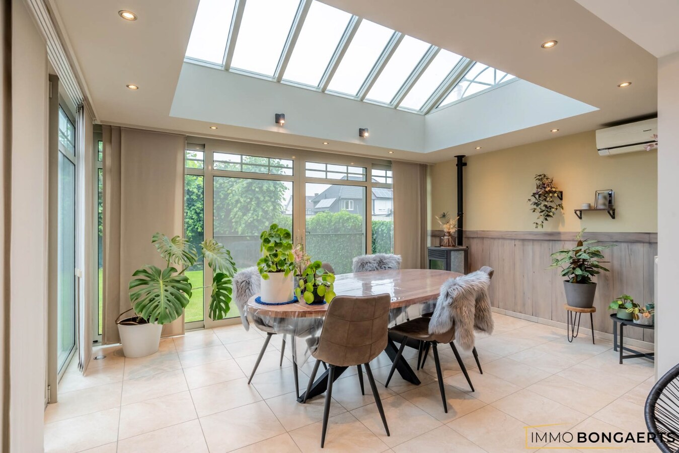 Ruime instapklare woning in het centrum van Neeroeteren met tuin, garage en 3 slaapkamers. 