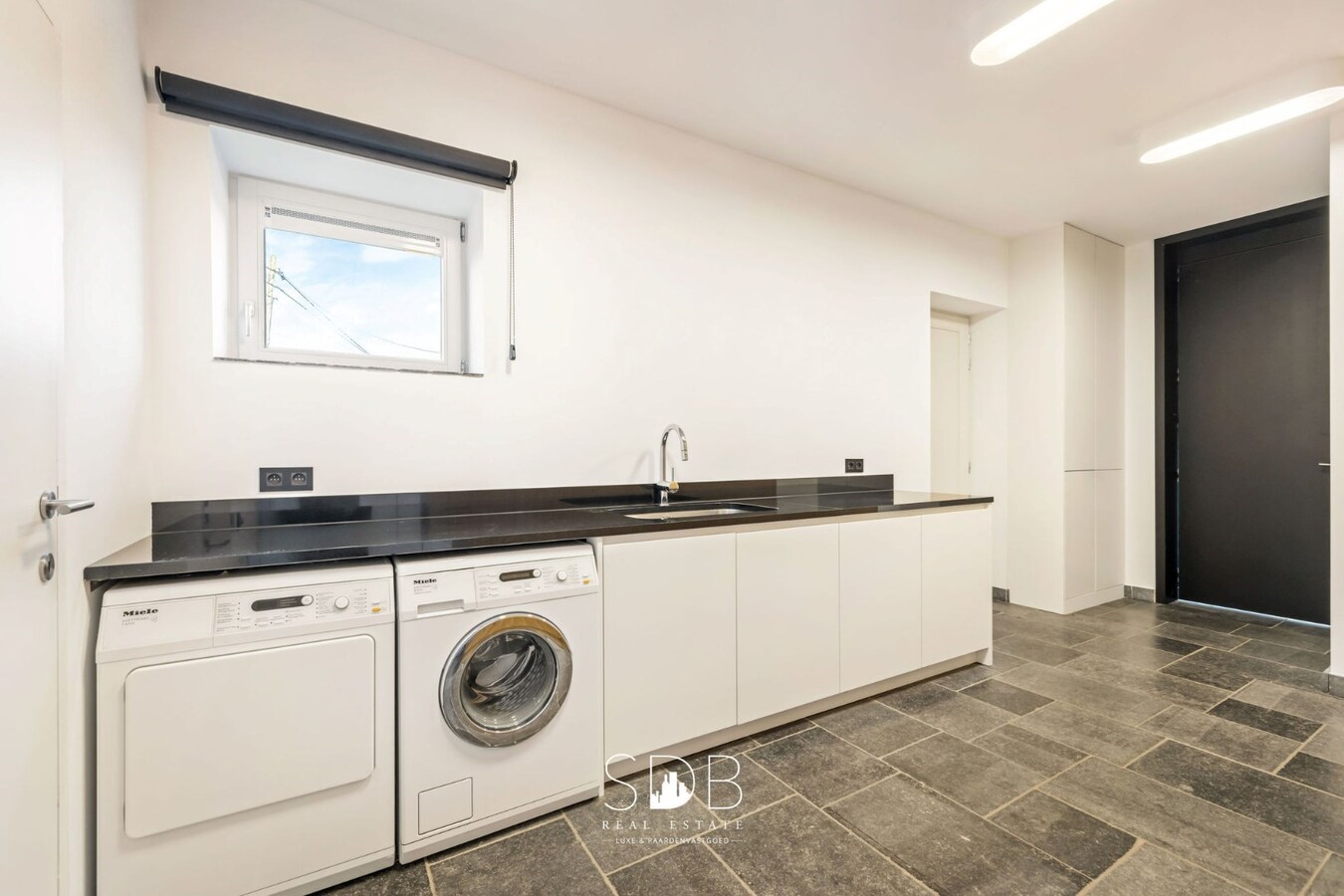 Prachtige villa in hoevestijl met bijgebouwen op 3.973m² 