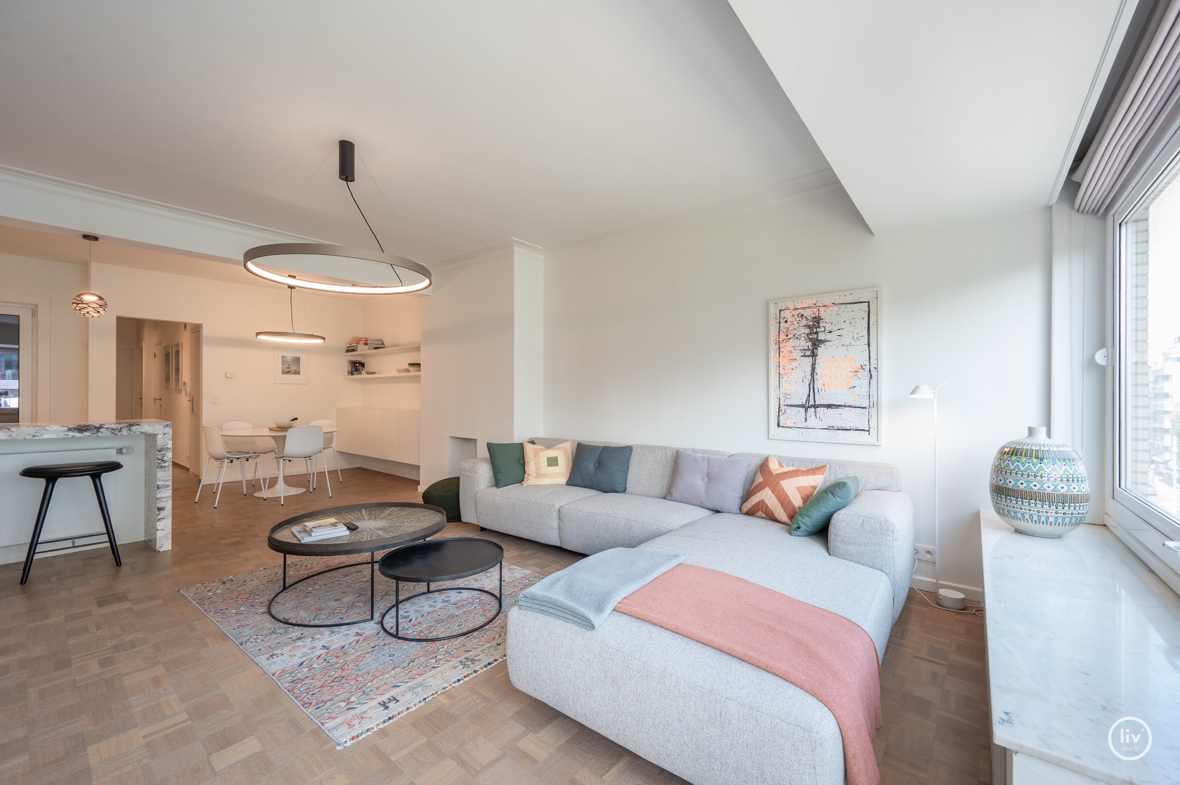 Modern en stijlvol gerenoveerd appartement in hartje Knokke. 