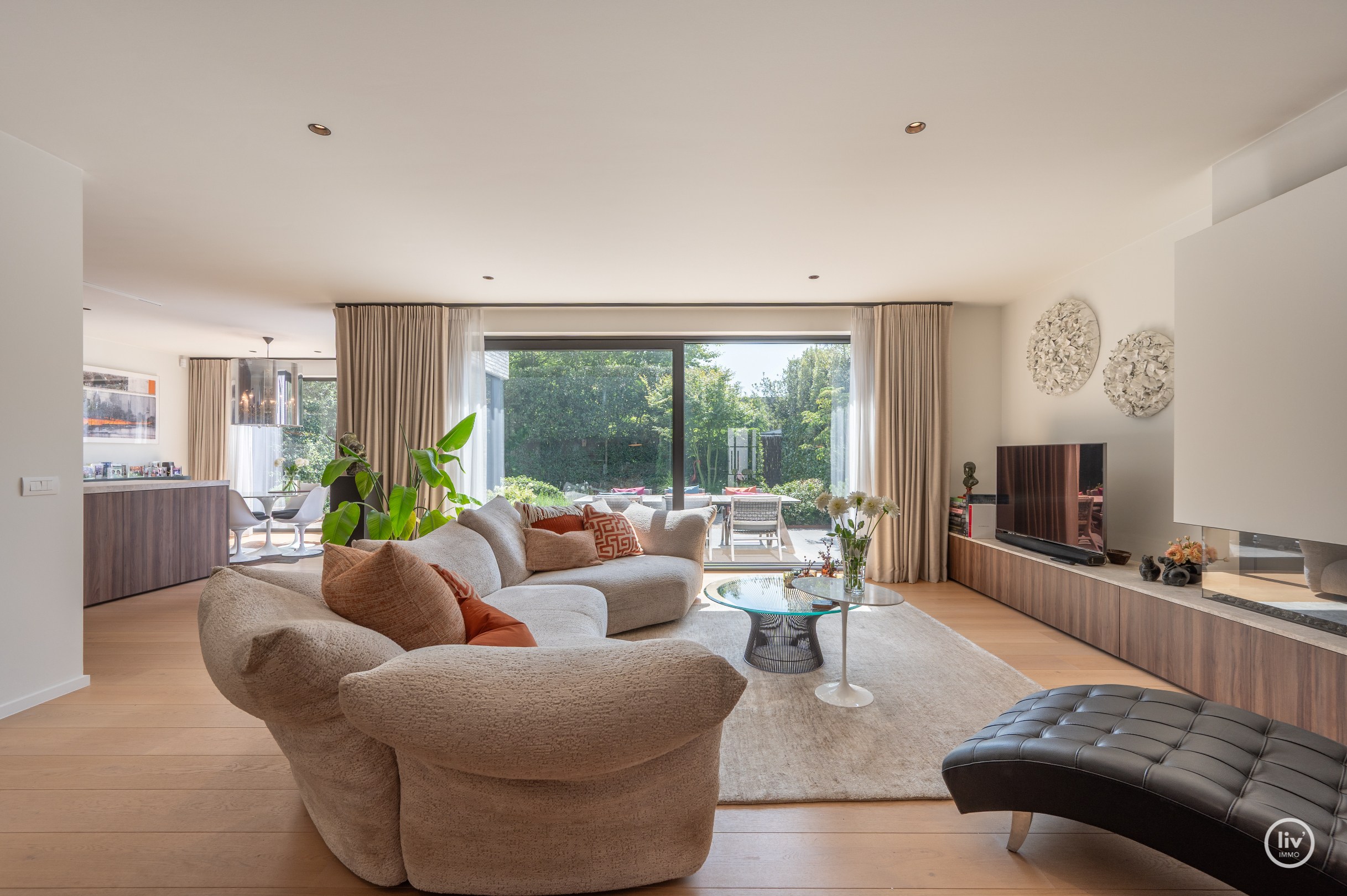 Magnifique villa jumelée très récente avec beaucoup de lumière, idéalement située en bordure du Zoute. 