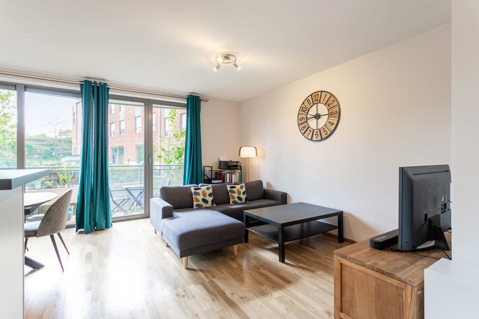 Instapklaar appartement met 2 slaapkamers, kelder en ondergrondse autostaanplaats 