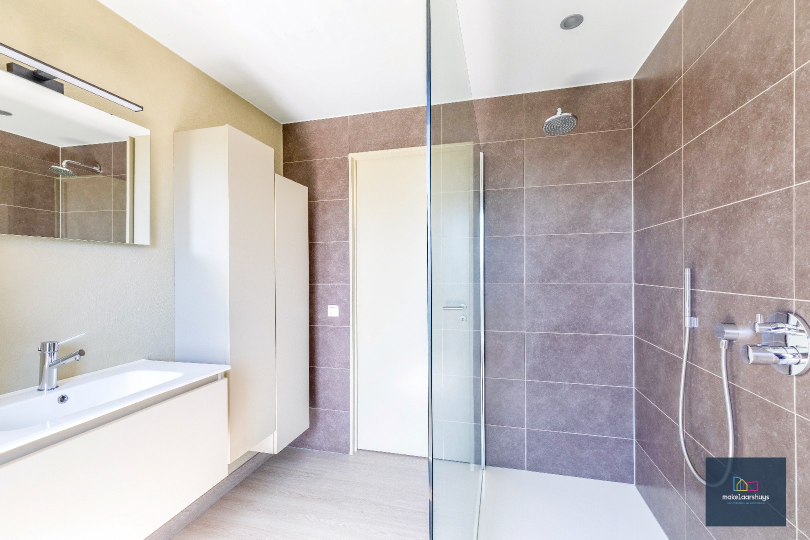 Penthouse met 2 slp. ruim terras, 2 st.plaatsen &amp; kelder 