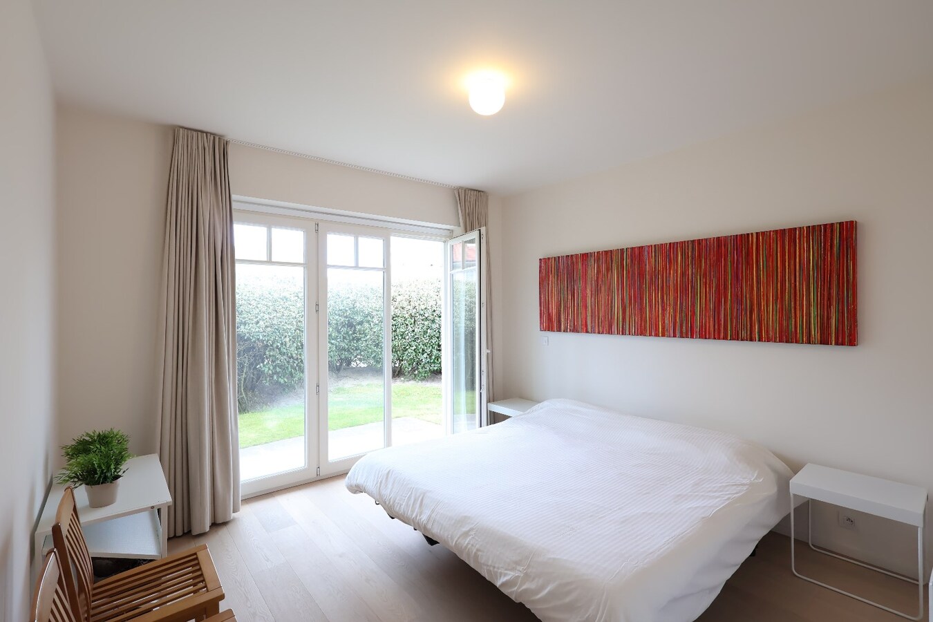 Modern 2slpk-appartement met privé tuin op wandelafstand van het strand 