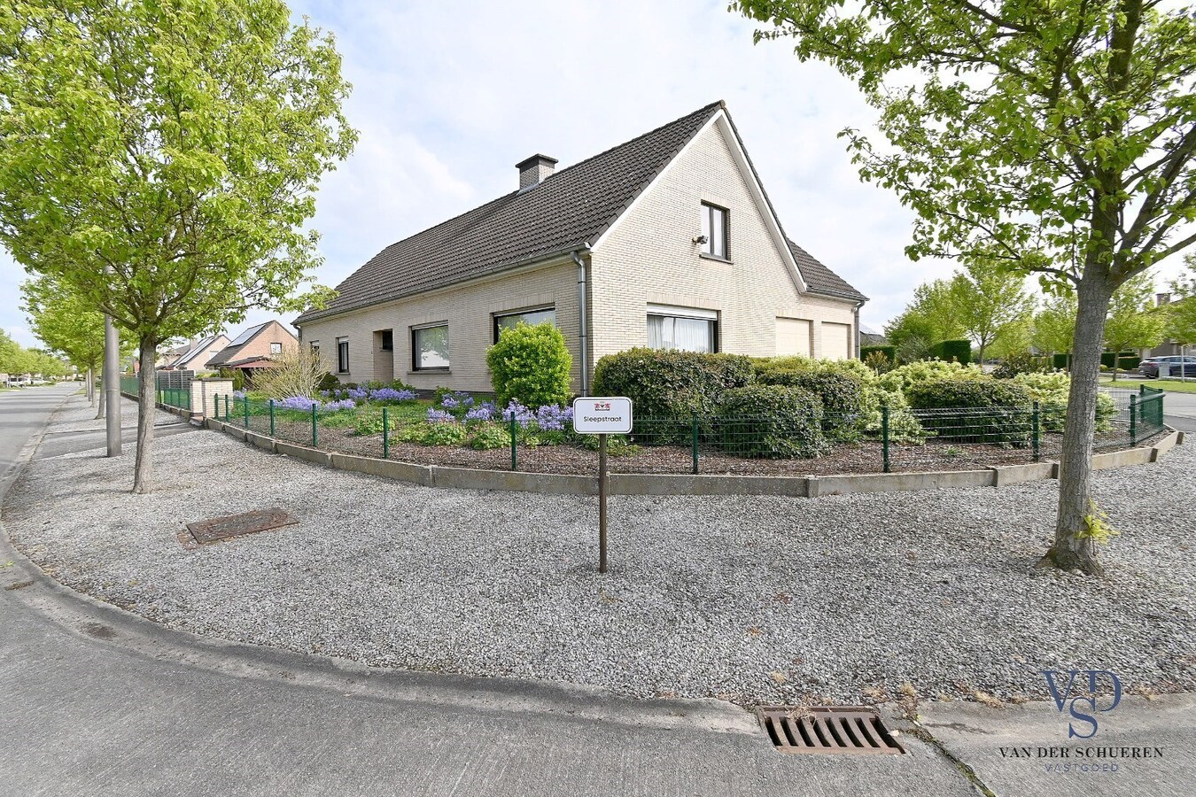 Statige villa in rustige residentiële wijk 