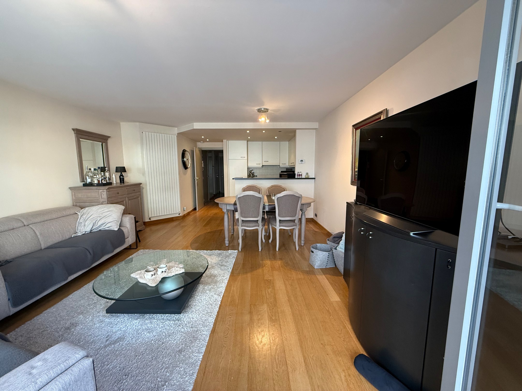 Meublé - Appartement idéalement situé et parfaitement entretenu avec 2 chambres et une grande terrasse situé dans l'avenue Van Bunnen. 