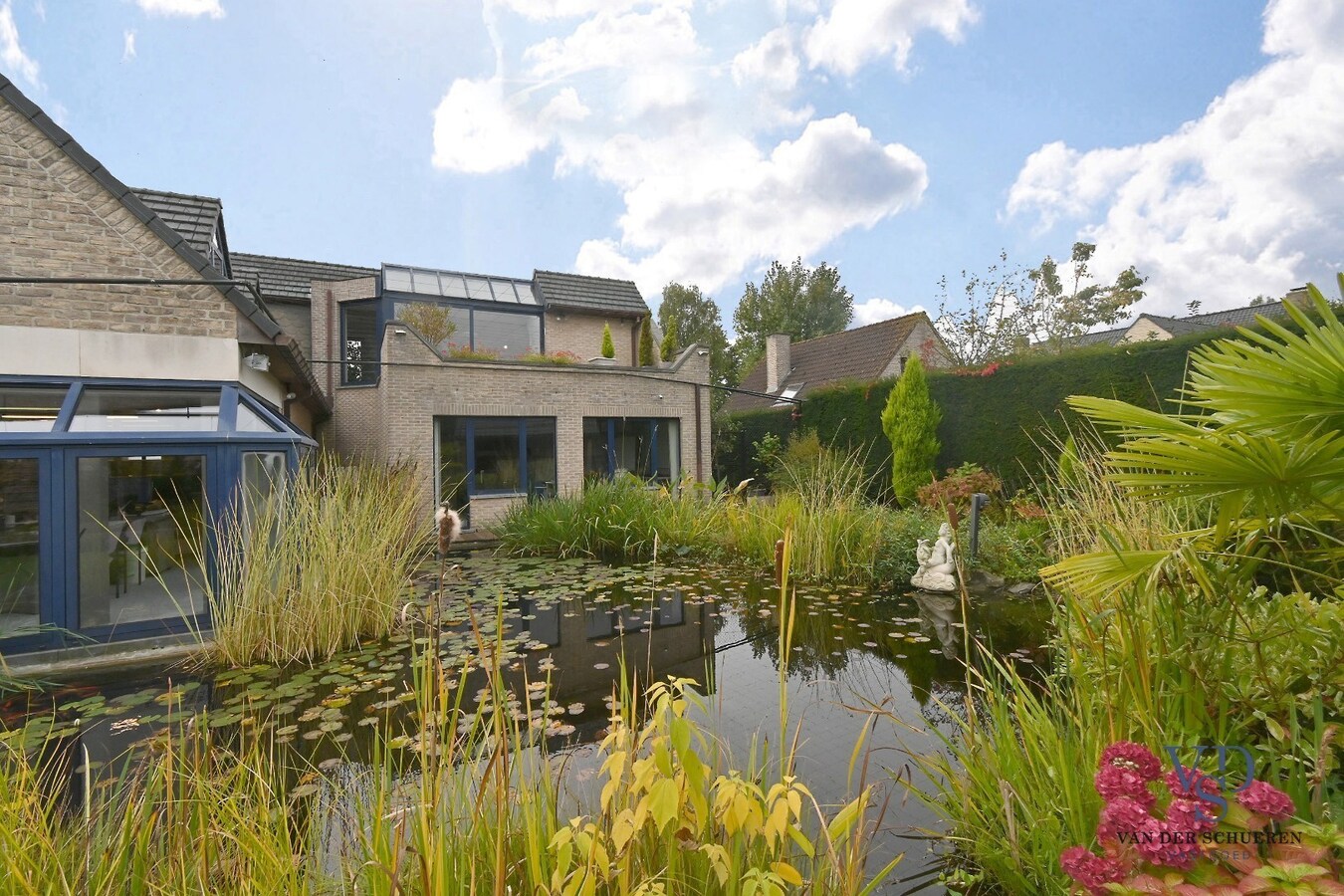 Ruim handelspand met penthouse in villastijl 