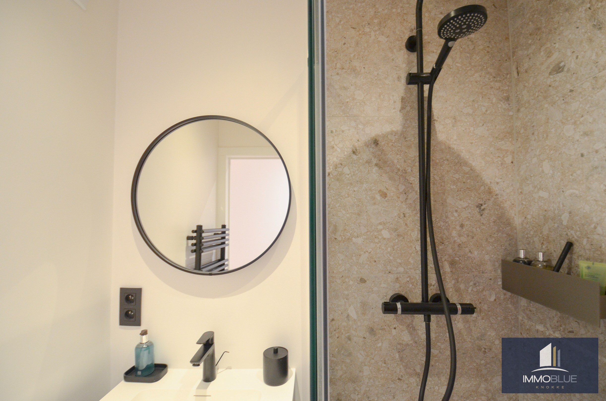 Appartement entièrement rénové avec une belle vue sur la mer. 