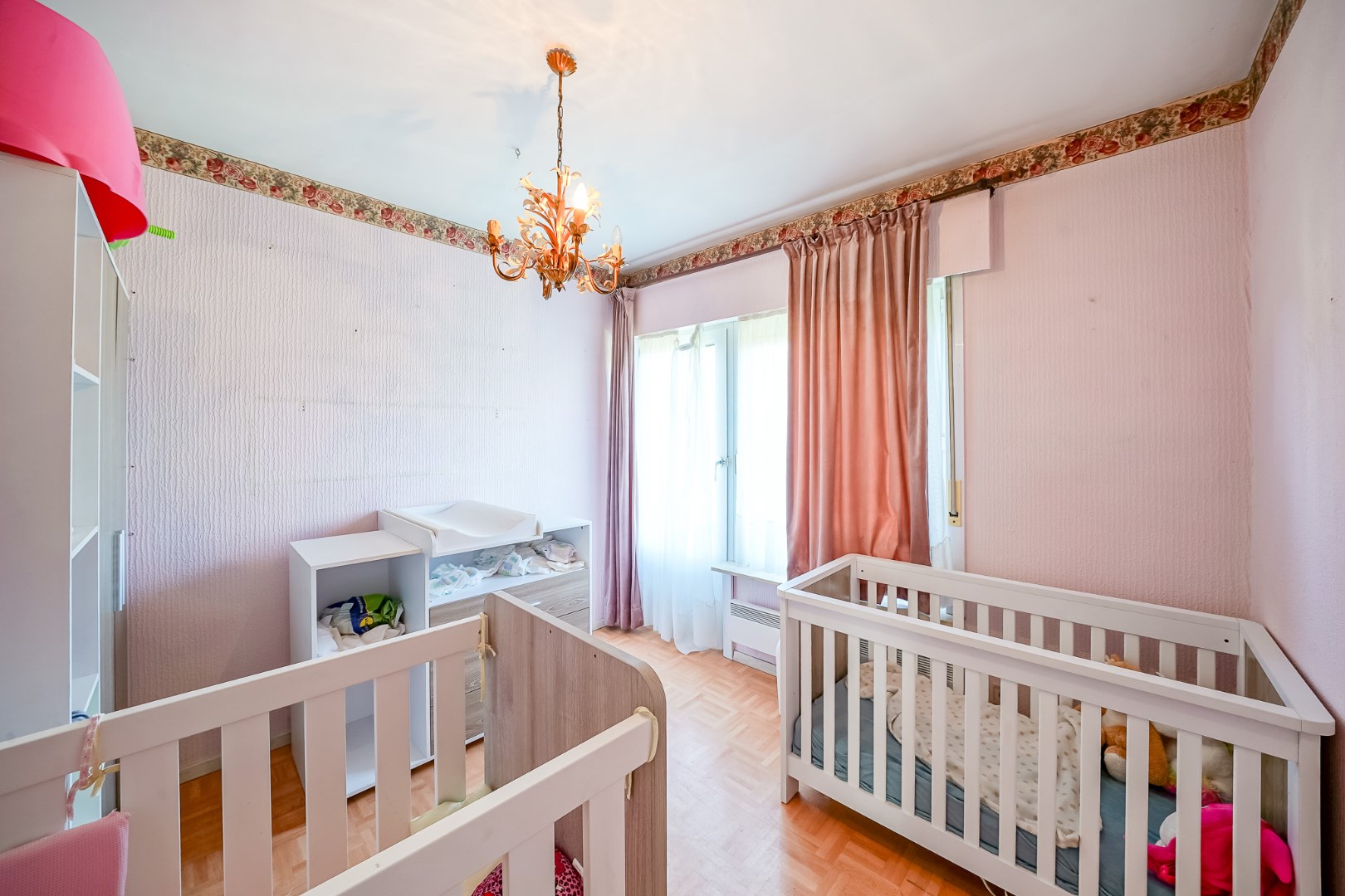 Opbrengstwoning met 2 verhuurde appartementen, tuin en 2 garages in Stene 