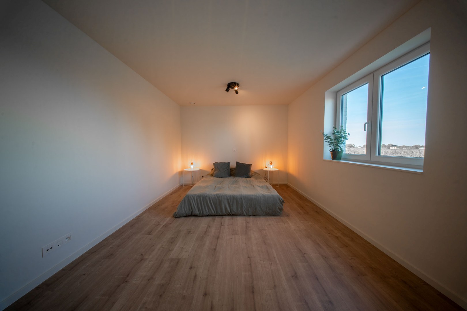 Stijlvolle en ruime nieuwbouwwoning met garage en tuin op 555 m² 