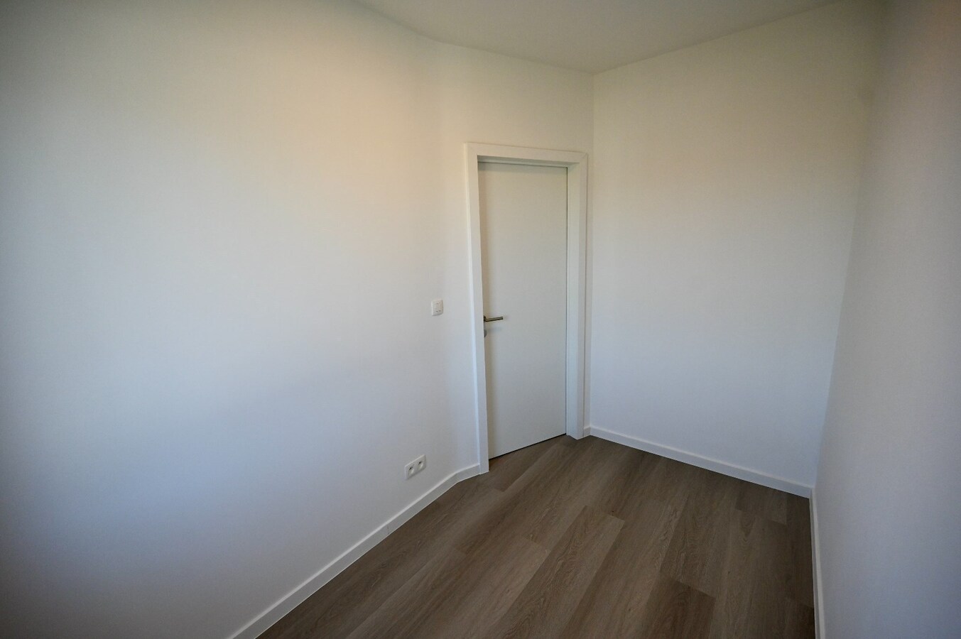 KNAP GERENOVEERD KNUS 2-SLAAPKAMER APPARTEMENT 