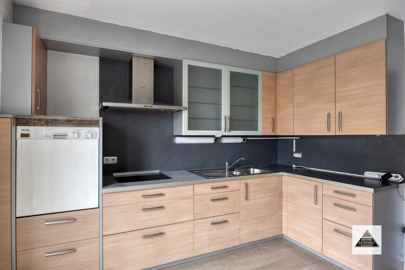 Appartement (175 m²) met 3 slaapkamers, terras (25 m²), 2 badk., 2 garages, berging. 1e verdiep (lift). 