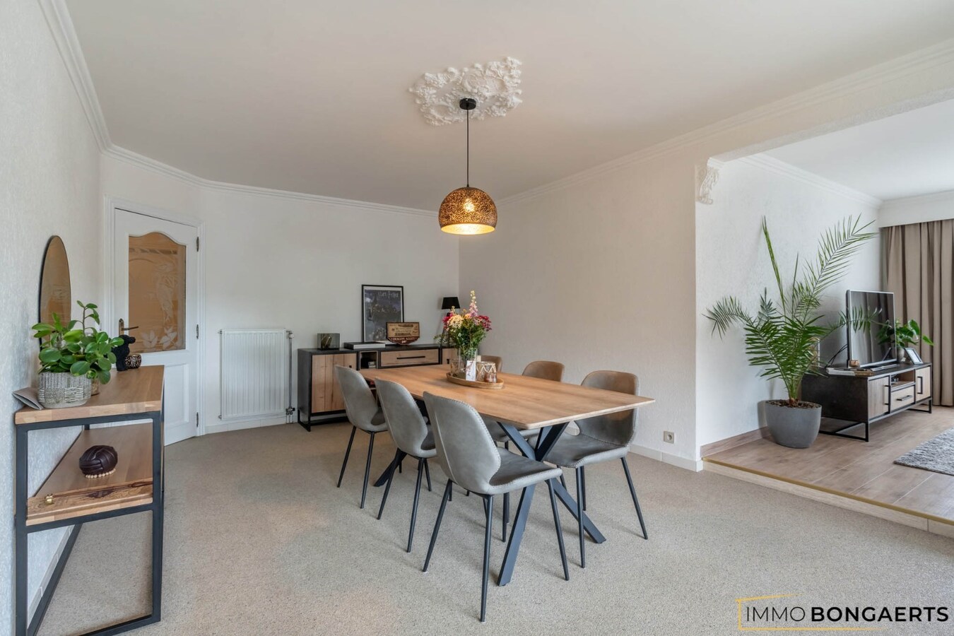 Ruim appartement met 3 slaapkamers en garage. 