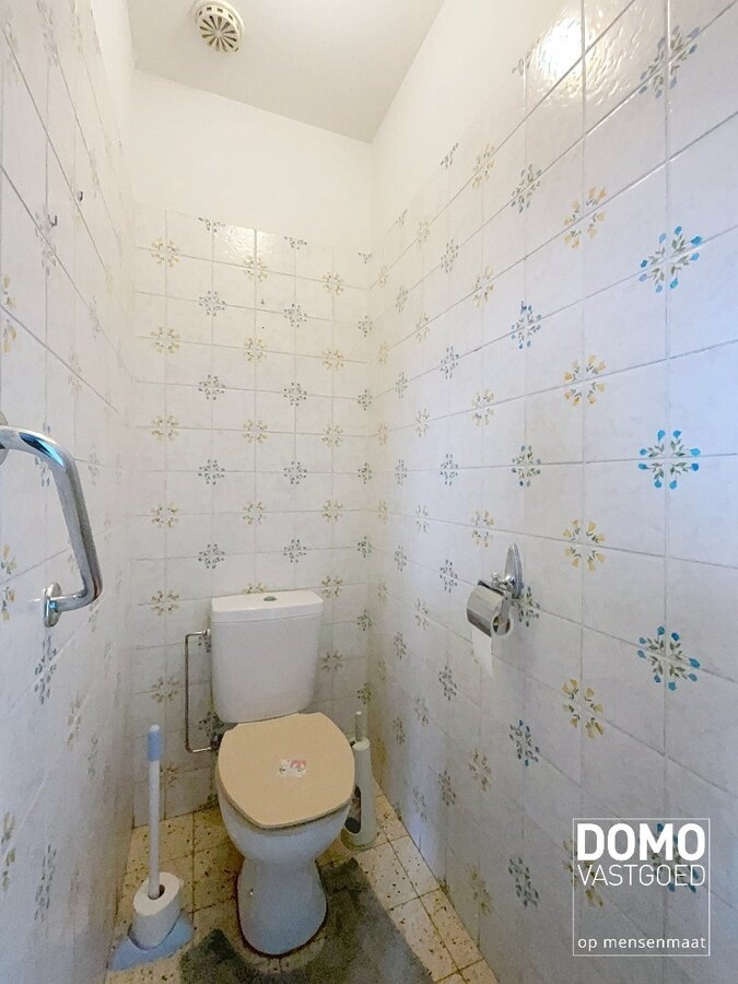 RUIME GELIJKVLOERSE WONING OPEN BEBOUWING GELEGEN OP EEN PERCEEL VAN 12a77ca TE KERMT 