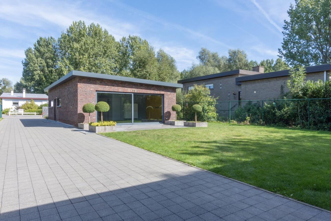 Moderne laagbouwwoning met magazijn 