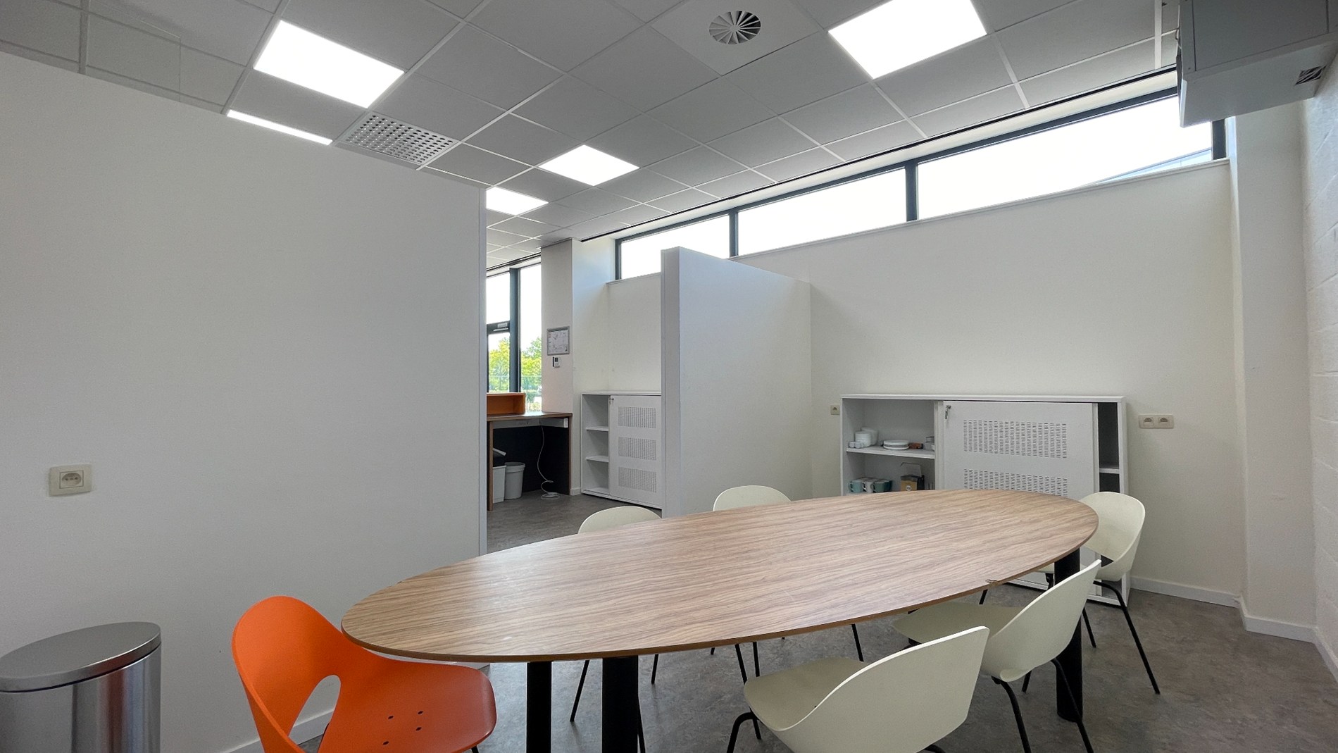 Loods met kantoor te huur nabij E19 in Mechelen
