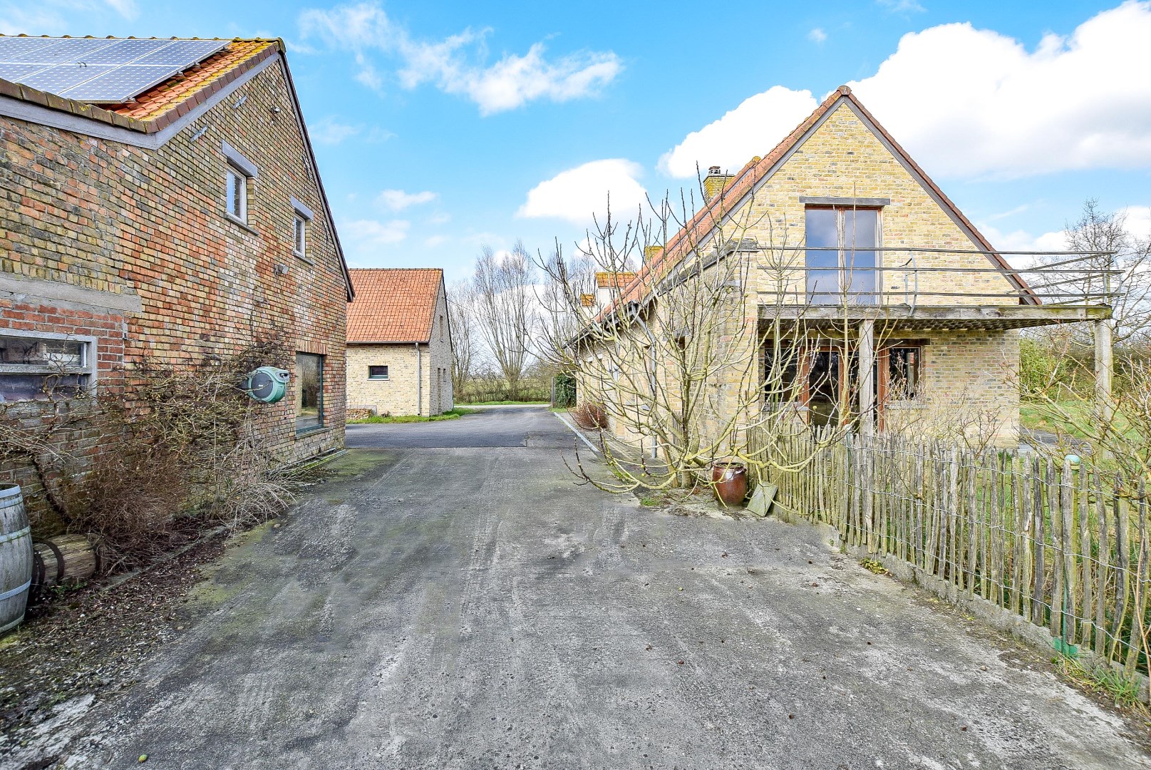 Uniek gelegen landhuis op 4334 m² gelegen te Diksmuide. 