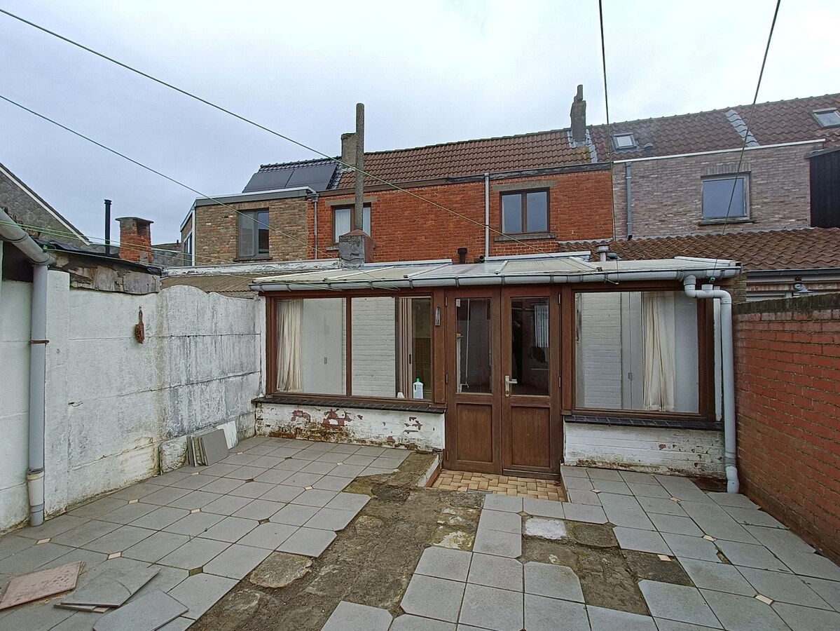 Te renoveren, lichtrijke woning met stadskoer in het hart van Assebroek. 