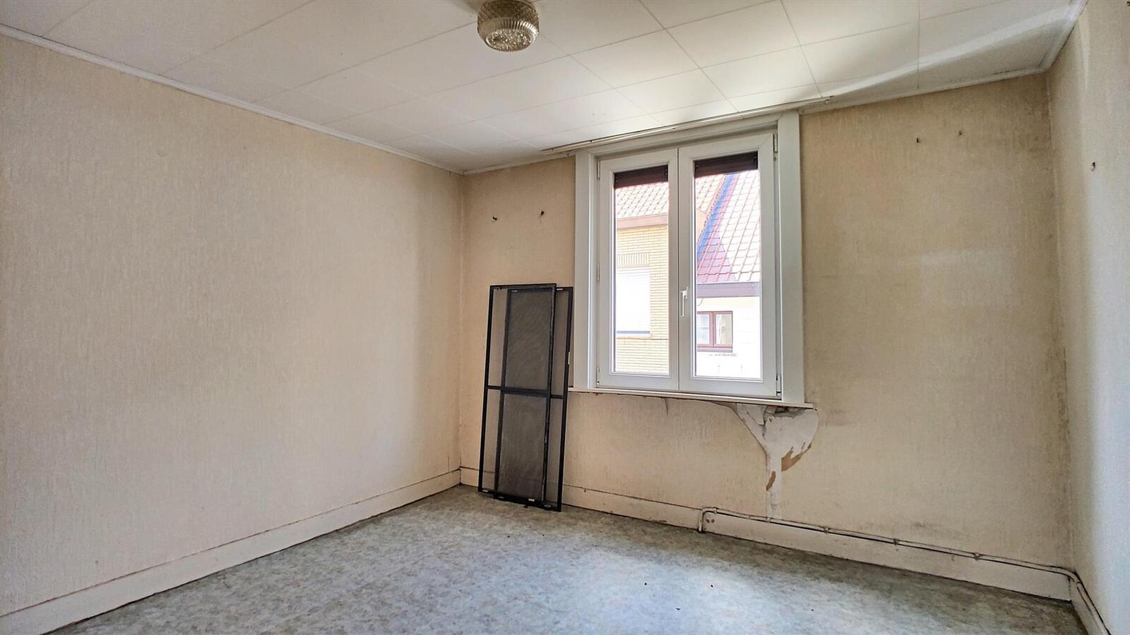 Volledig te renoveren woning met aangename tuin - Heist 