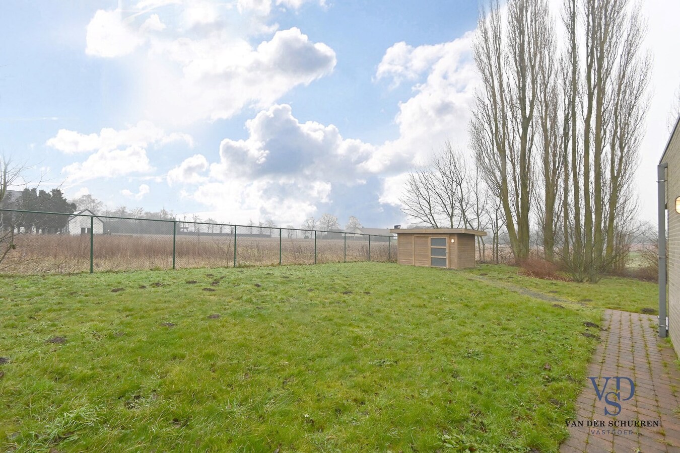 Ruime Half Open, op een commercieel gunstige ligging 