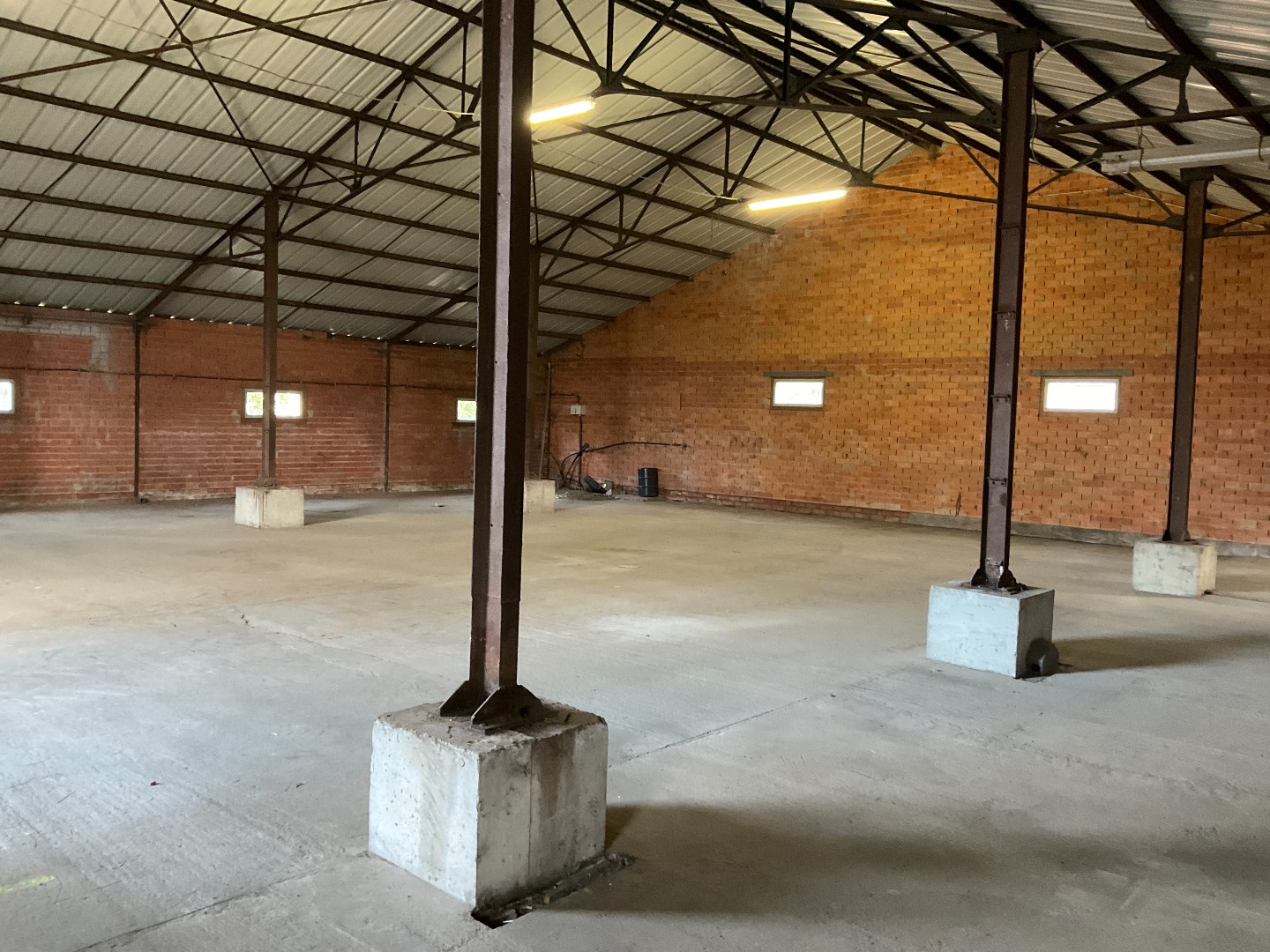 Ruime loods/opslagruimte (300 m²), gunstig gelegen te Lichtervelde 