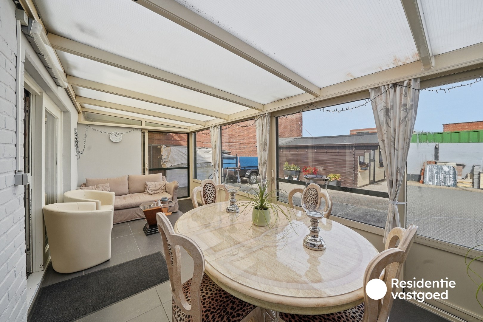 Ruime halfopen bebouwing met veel opslagruimte in Oostende 