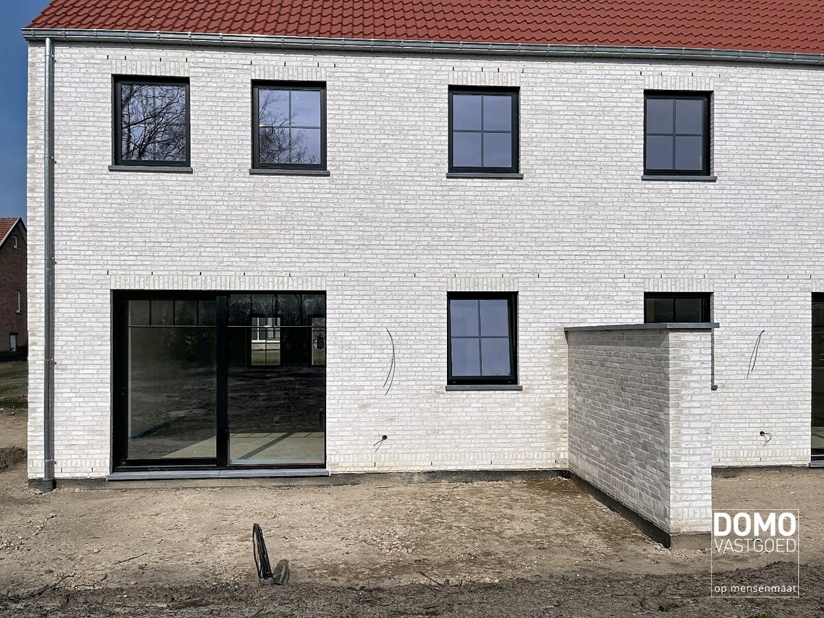 ENERGIEZUINIGE HALFOPENBEBOUWING MET 3 SLAAPKAMERS TE KERMT 