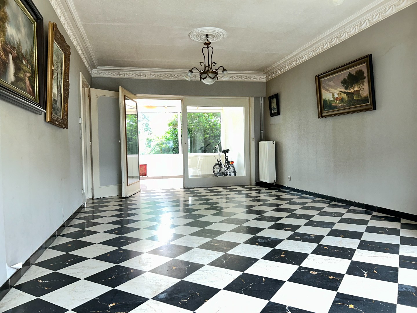 Degelijke woning met, garage, 3 slaapkamers en tuin op 271m² 