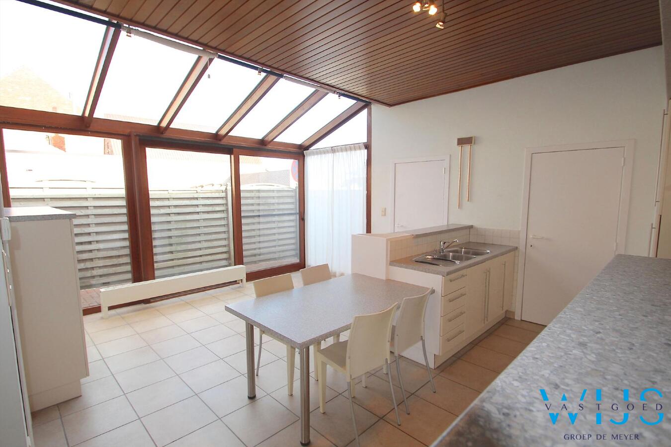 Zeer centraal gelegen en ruime woning met garage te Ertvelde ! 