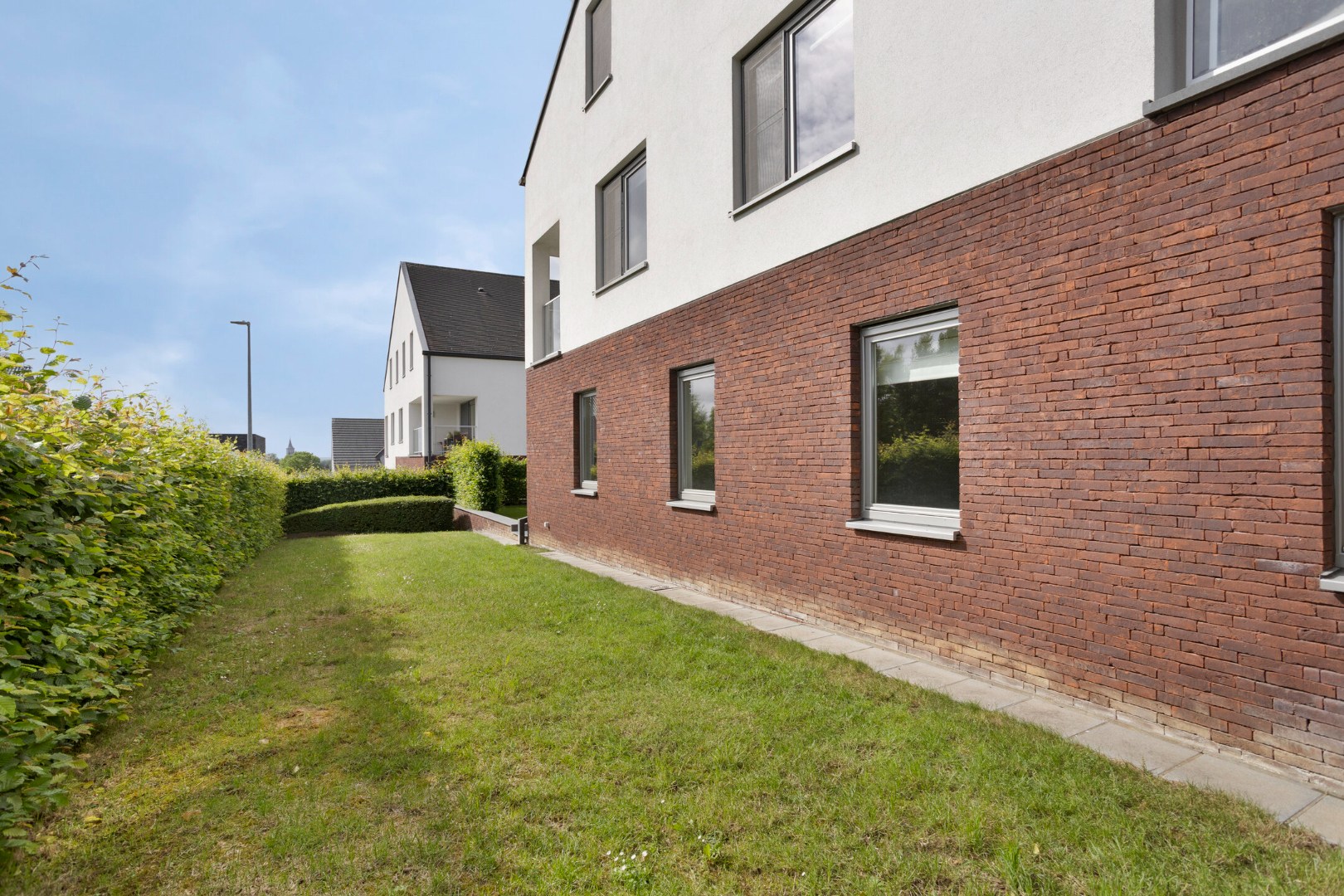 Instapklaar gelijkvloers appartement met groot terras, tuin en garagebox in Kumtich - EPC 104 KWH/m² 