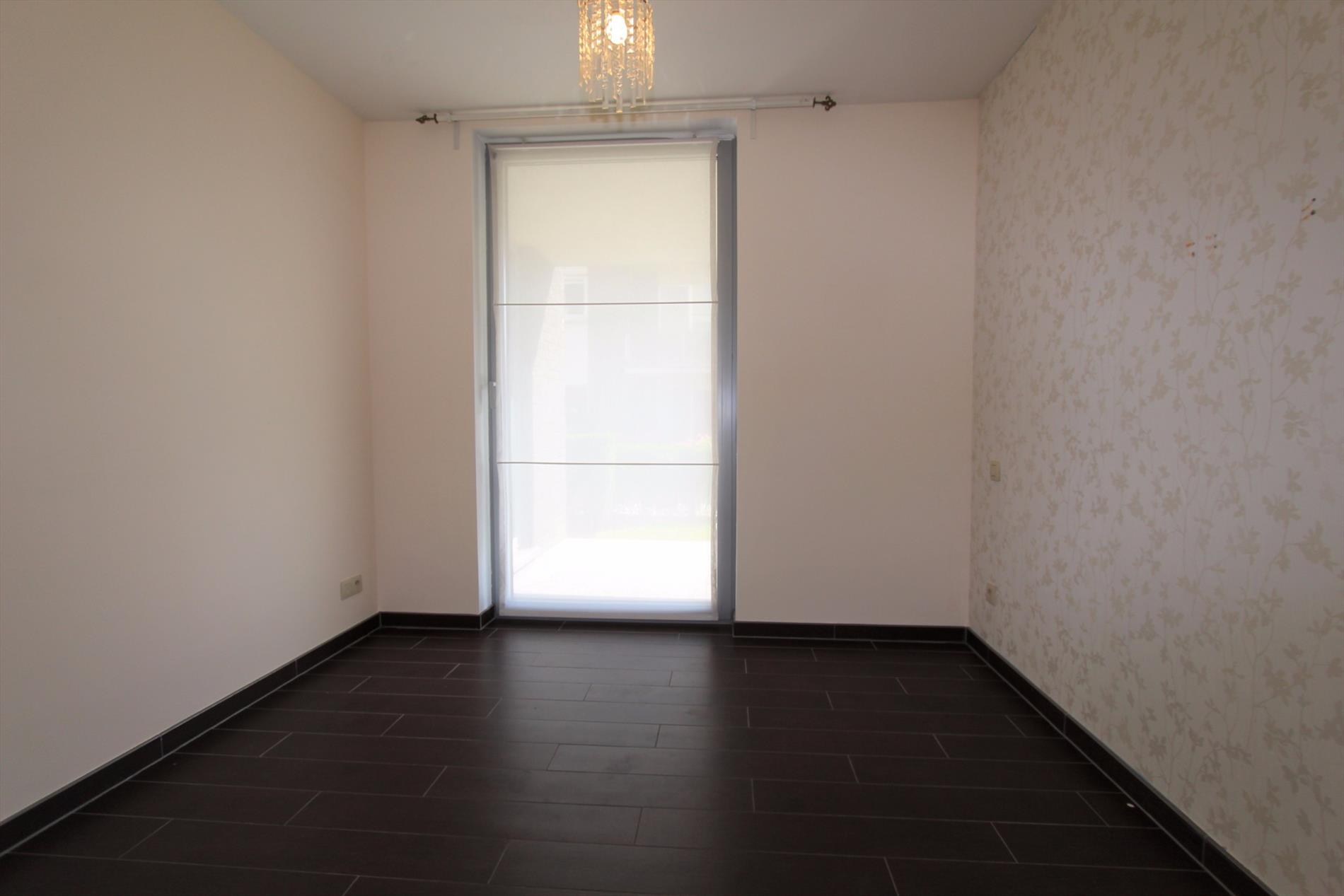 GELIJKVLOERS APPARTEMENT MET RUIM ZONNETERRAS EN GARAGE 