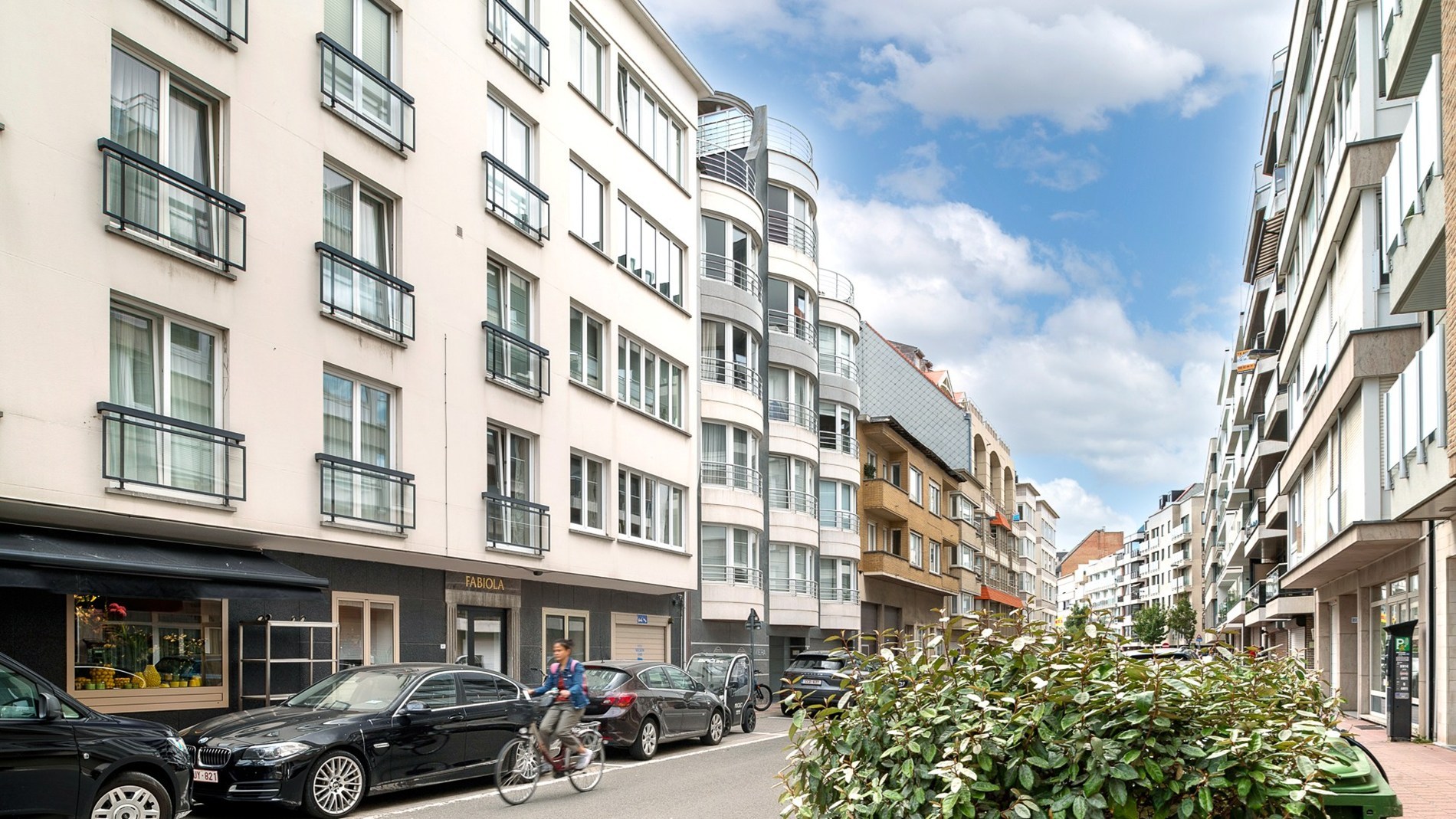 Ruim appartement van 138 m² gelegen op de Jozef Nellenslaan te Knokke en combineert ruimte, lichtinval en comfort. 