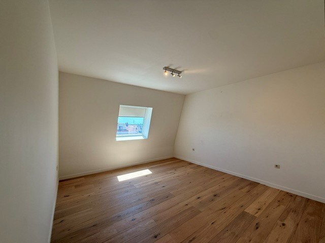 Luxe duplexappartement te huur in het hart van Maaseik, met lift, 2 slaapkamers en 2 terrassen. 