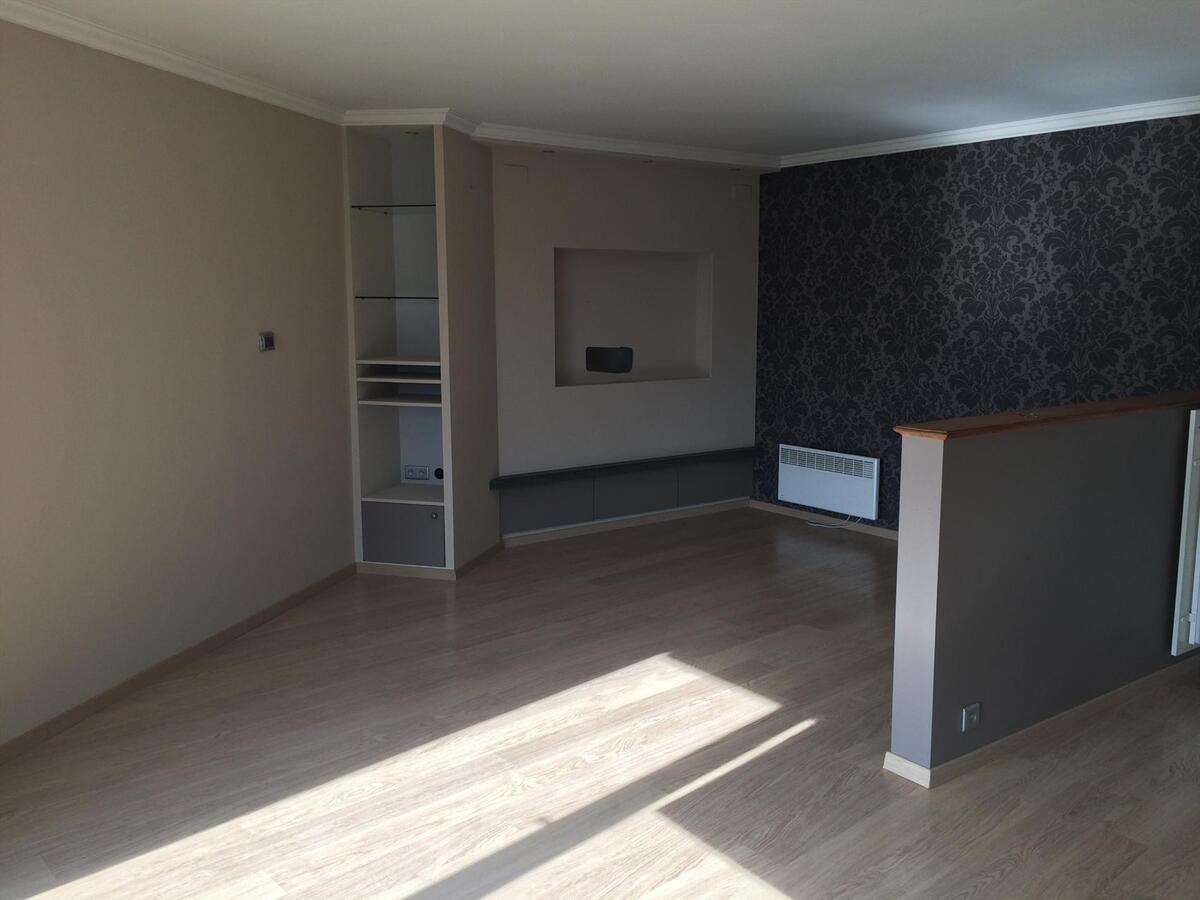 INSTAPKLAAR !! TWEE SLP APPARTEMENT MT GARAGE OP CENTRALE LIGGING 