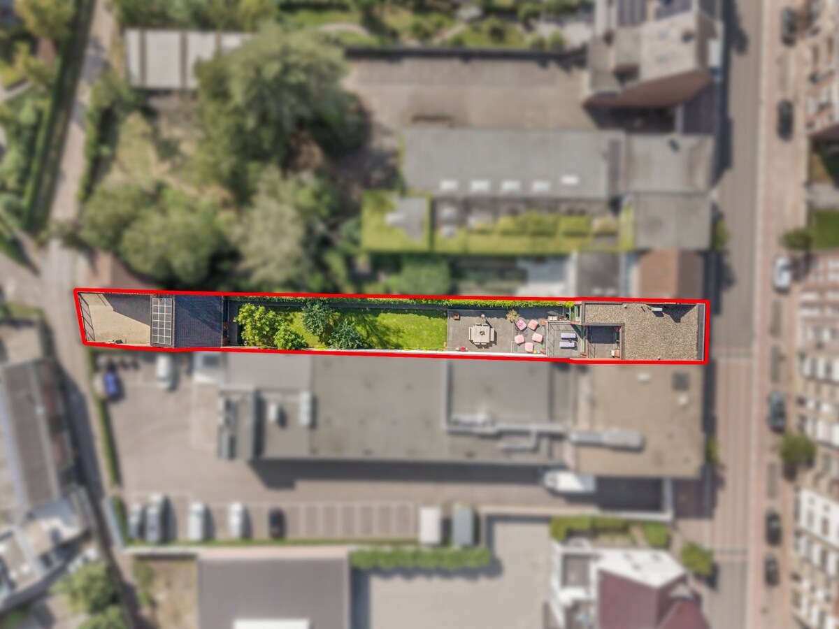 Unieke, hoogwaardig afgewerkte stadswoning op een ruim perceel mét ruime garage bereikbaar langs de achterzijde! 