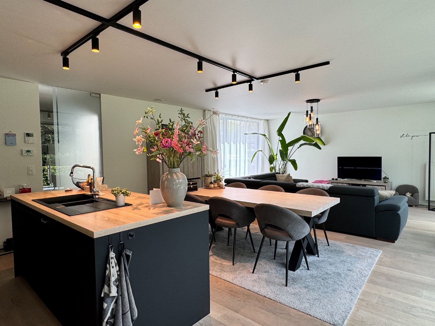 Prachtig zonnig en energievriendelijk appartement op het gelijkvloers met dubbele garage. 