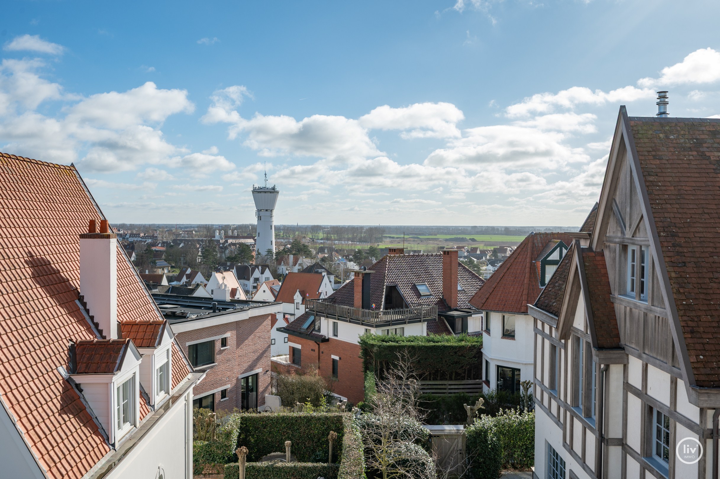 Zeer luxueus gerenoveerd 4 slaapkamer hoekappartement ideaal gelegen te Duinbergen genietend van zeezicht. 