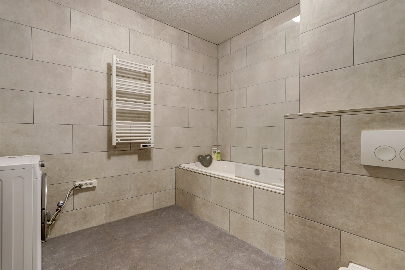 Ruime 4- (voorheen 5) kamer woning op 1e etage met riant terras van 45 m² en een berging en overdekte parkeerplaats op begane grond. 