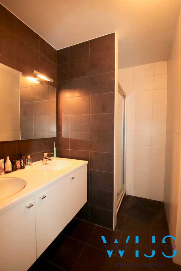 Ruim 3 slaapkamer appartement met garage te ERTVELDE ! 