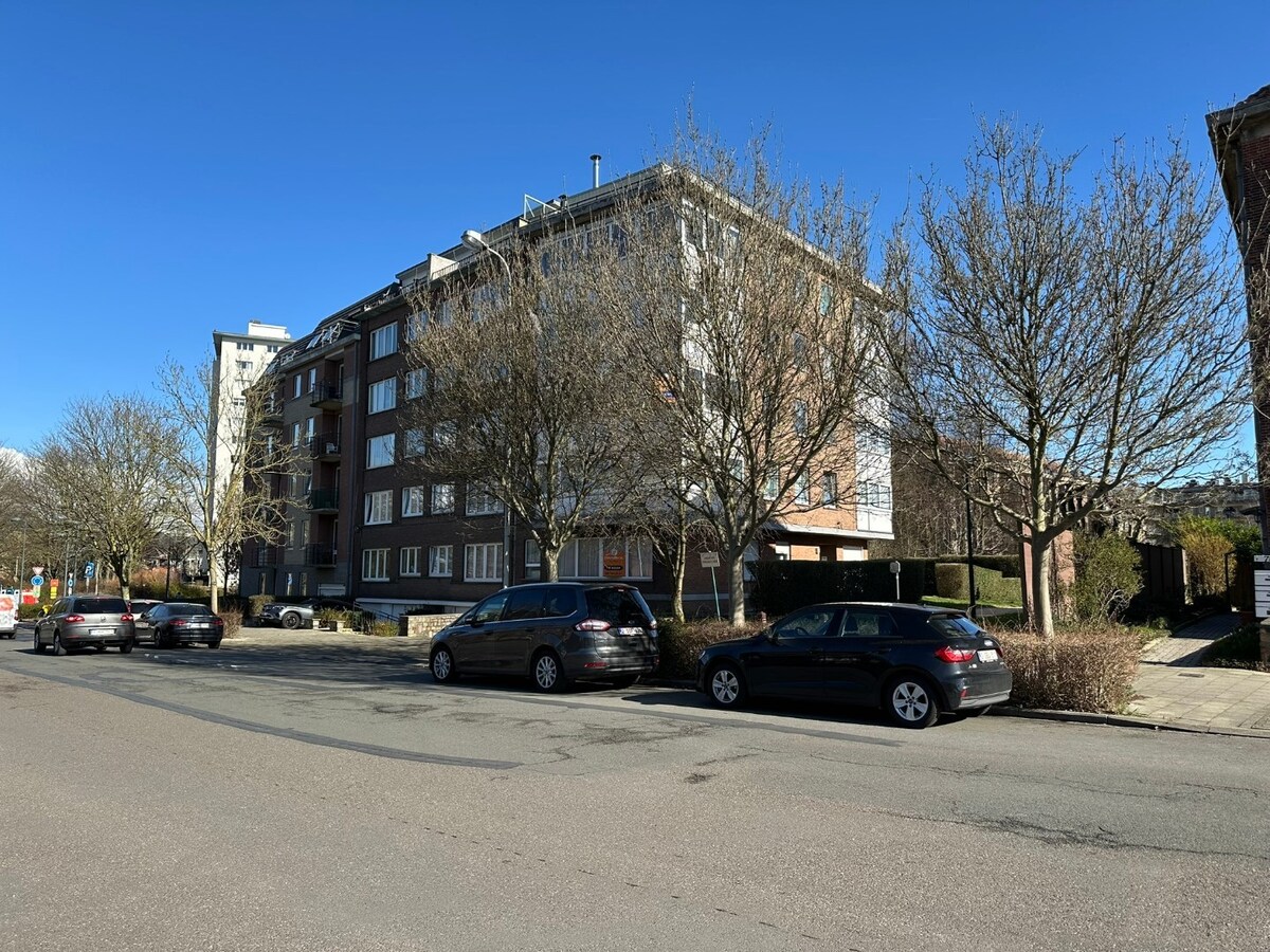 Lichtrijke serviceflat met zonnig terras, privé parking 