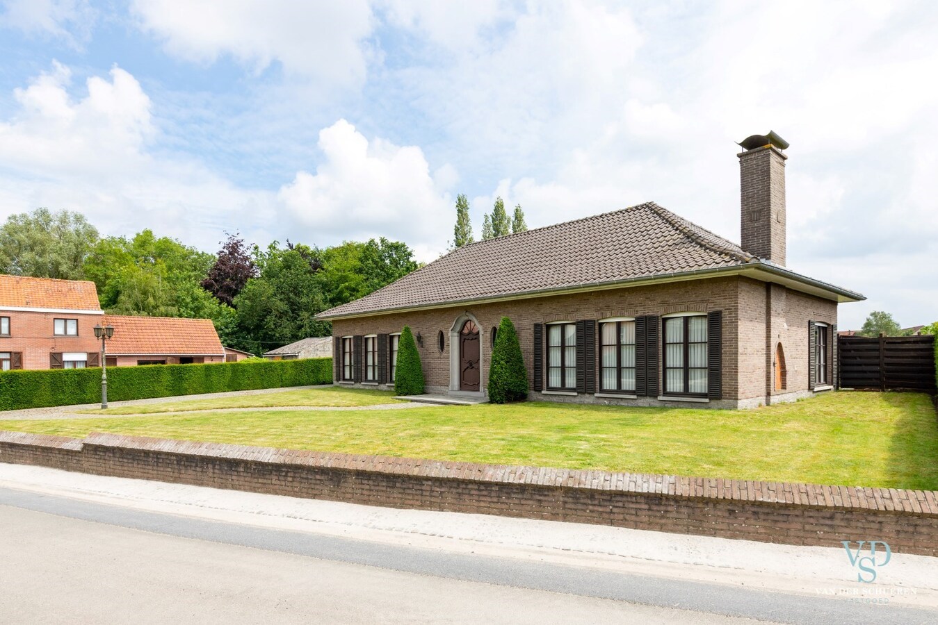 Gelijkvloerse villa.    Op 1 km van de Schelde. 