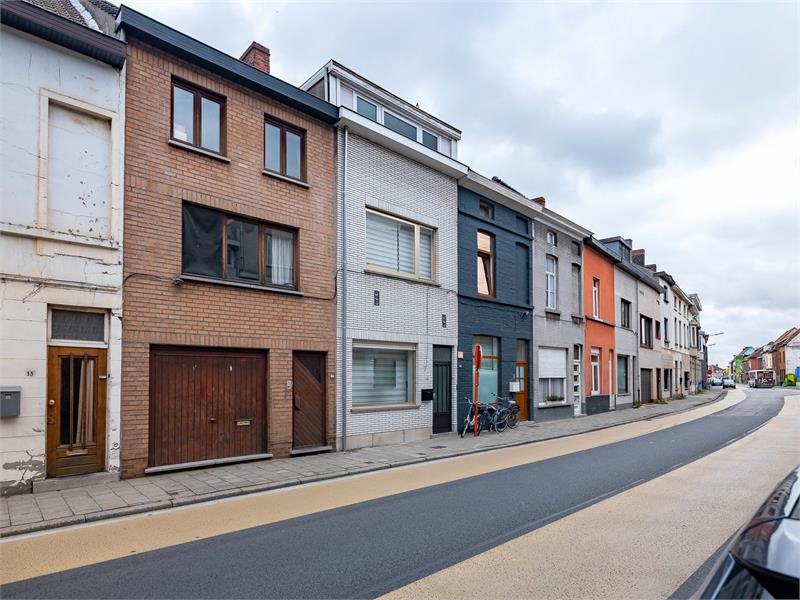 Praktisch gelegen rijwoning met inpandige garage 