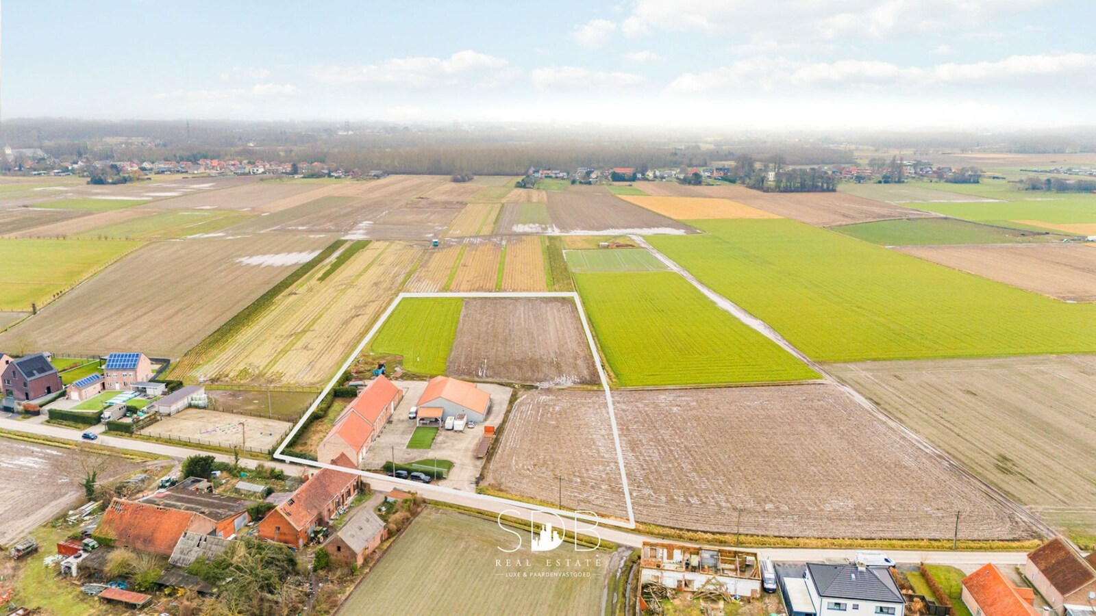 Prachtige villa in hoevestijl met bijgebouwen en akkerlanden/weilanden op 1,45ha 