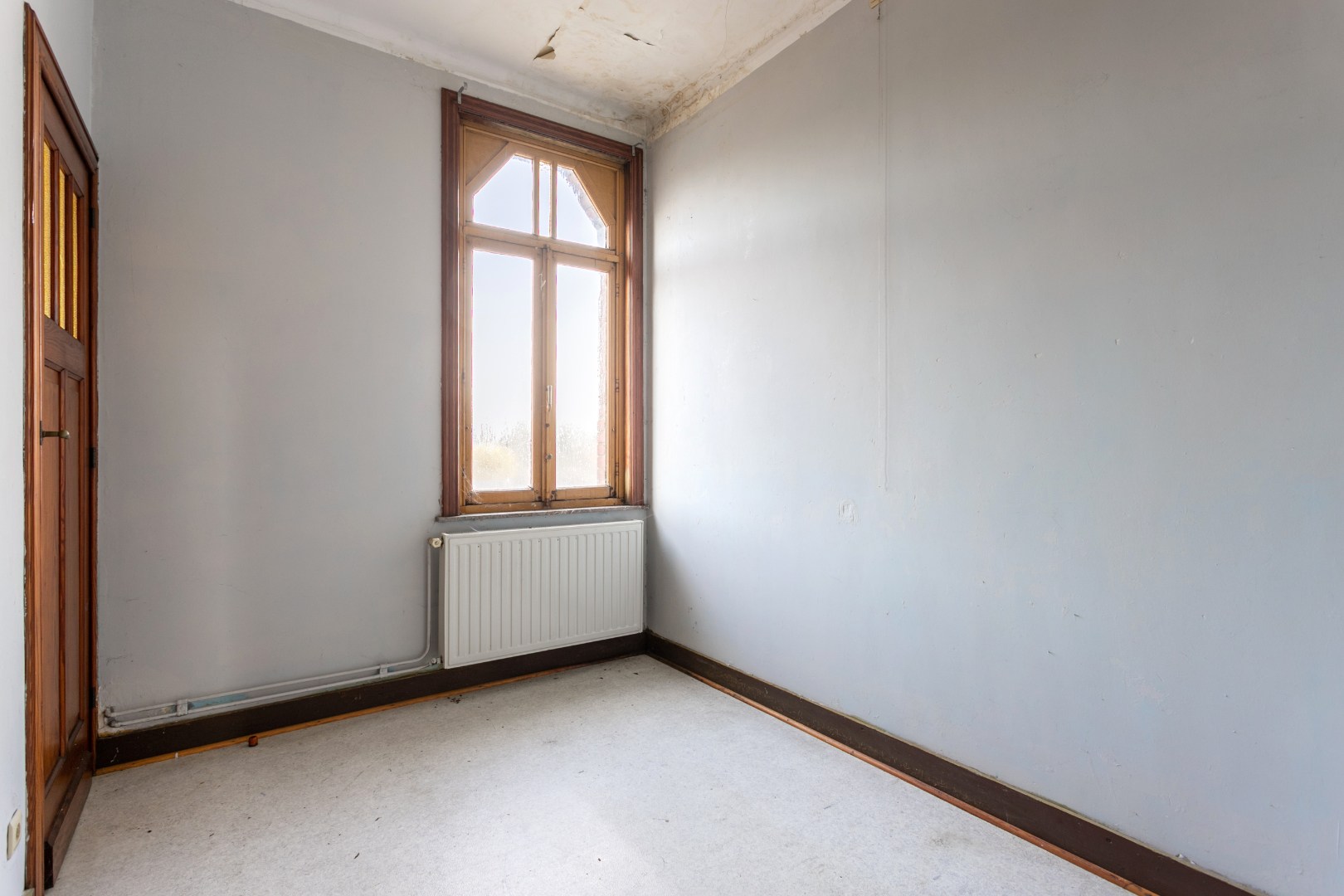 Kraktervolle woning met veel potentieel, 2 autostaanplaatsen en tuin te Dworp 