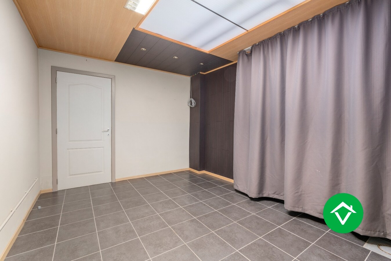 Veelzijdig handelspand met woonst en twee verhuurde appartementen in centrum Aartrijke 