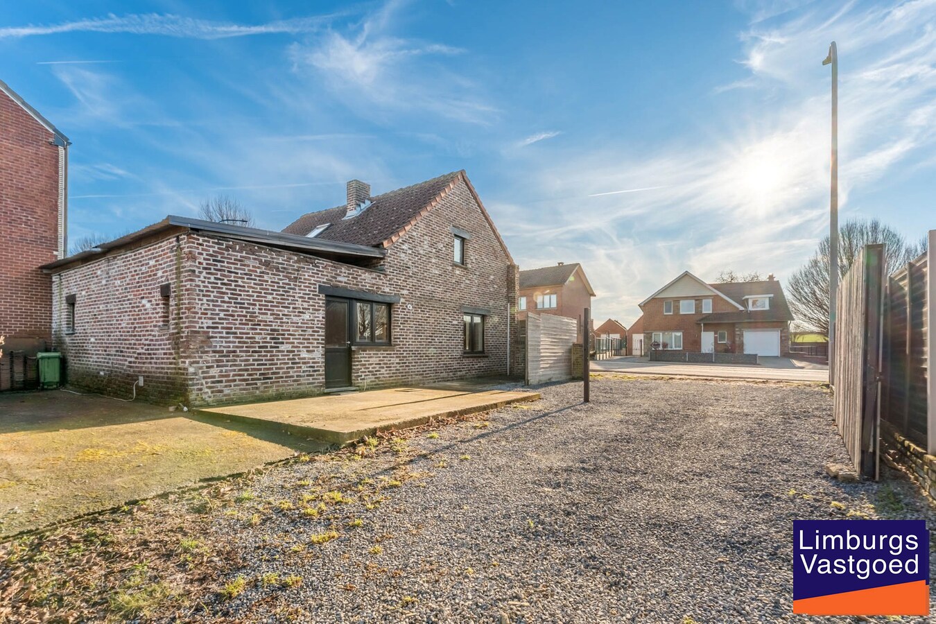 Instapklare woning met ruime loods/werkplaats, 11a 77ca 