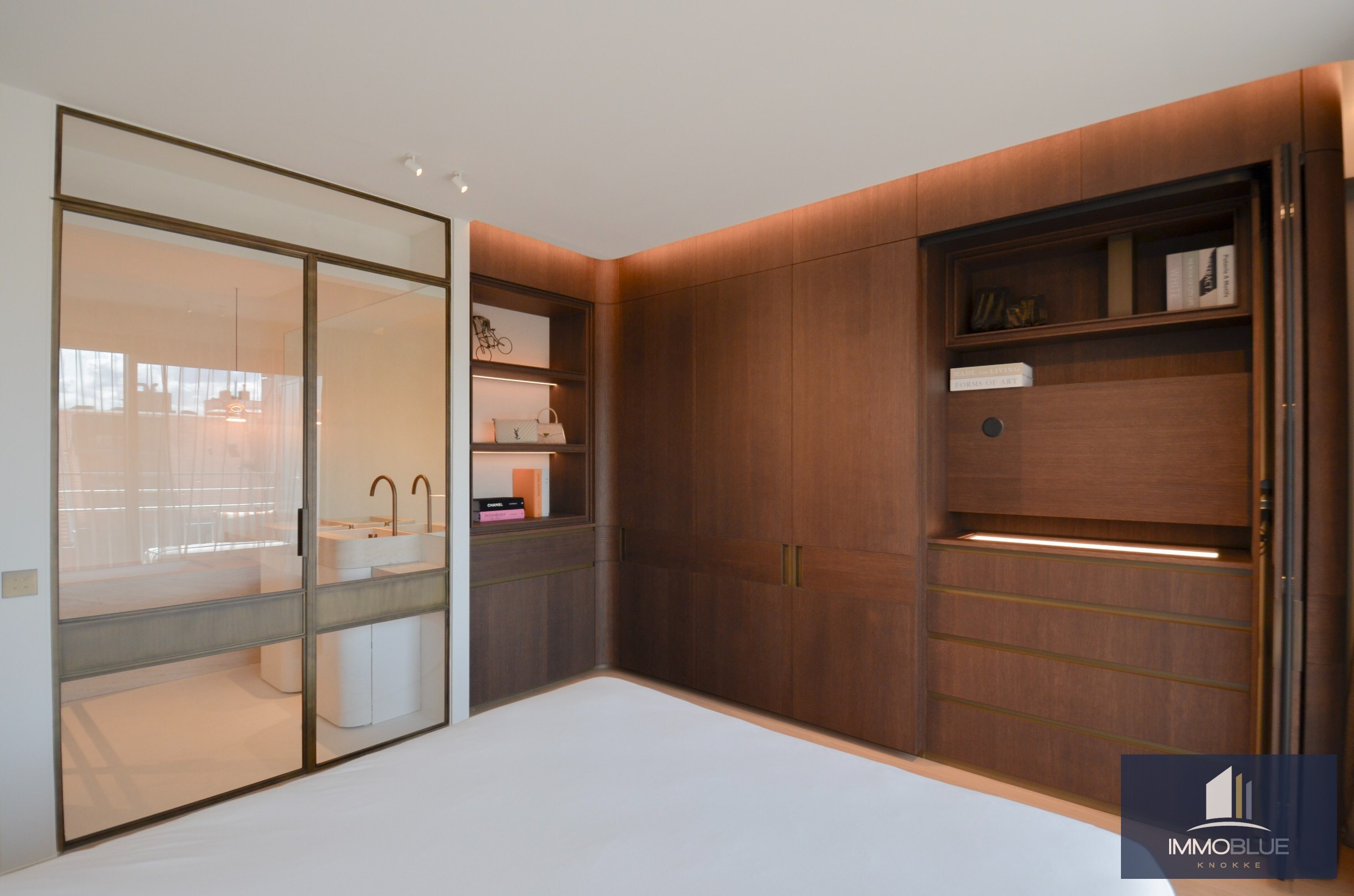 Appartement exceptionnellement rénové avec vue mer frontale situé au Zoute. 