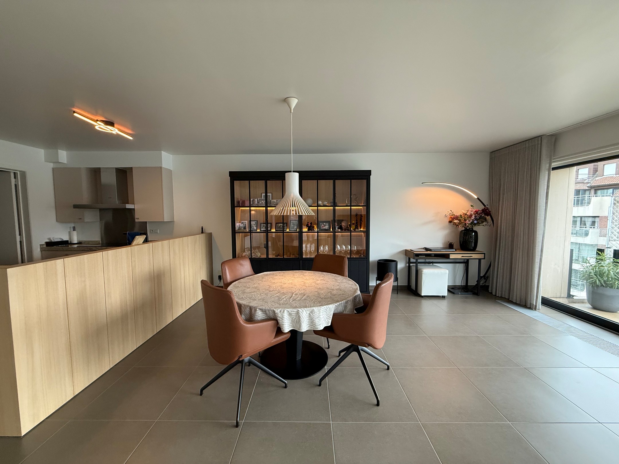 ONGEMEUBELD - Prachtig woonappartement met aangename terrassen en parking in het gebouw. Huur op VENNOOTSCHAP is mogelijk. 