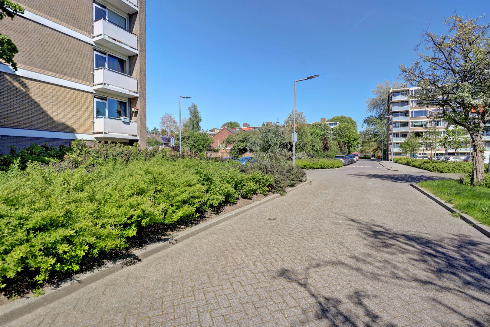 Goed onderhouden en instapklaar 4-kamer hoek-appartement op de 4e verdieping met moderne keuken en badkamer, 3 balkons en gelegen op eigen grond. 