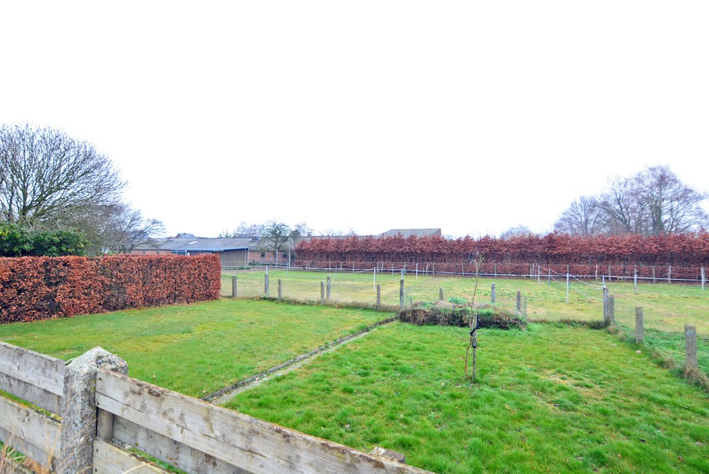 Op te frissen woning met 4 slpk op ruim perceel van 9 a 78 ca. 