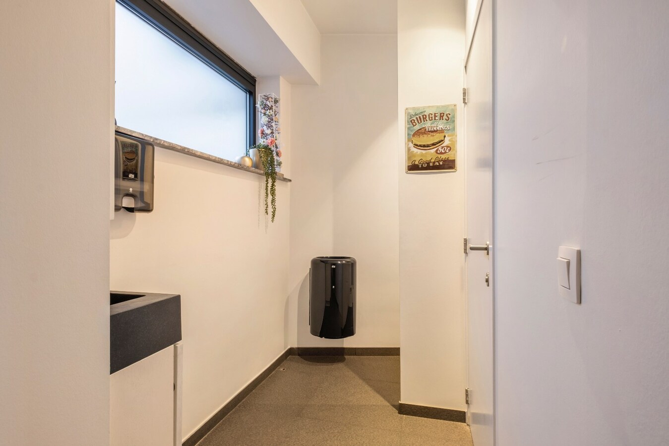 Uniek &amp; Instapklaar handelspand met woonst in Heule te koop ! 